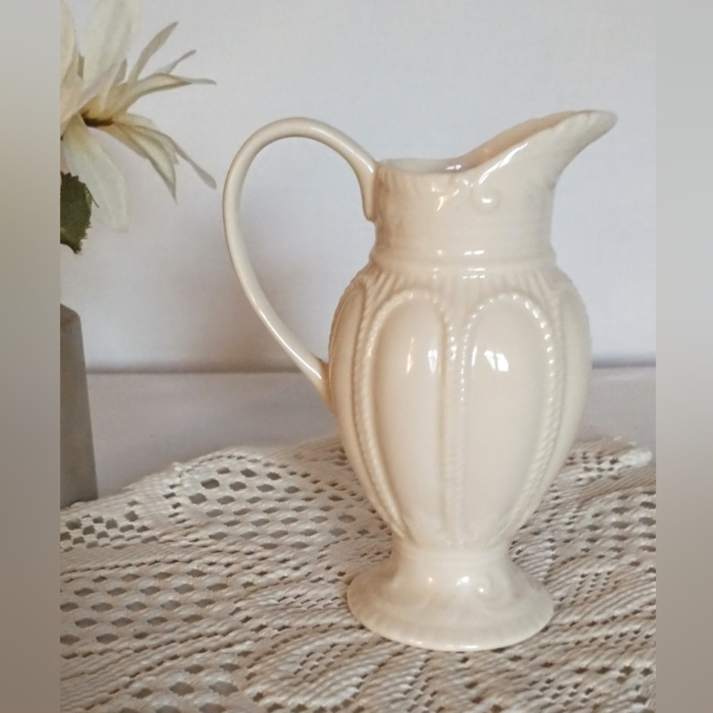 I. Godinger & Co. Porcelain Creamer - Grecian Urn Pattern - Picture 3 of 8